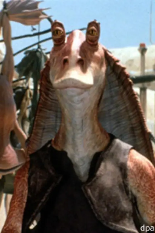 Die-Gungans-unter-Boss-Nass-Bild-Jar-Jar-Binks-schliessen-sich-Padm-Amidalas-Kampf-gegen-die-Invasoren-an-Nachdem-sie-sich-in-den-Palast-vorgekaempft-und-im-Hangar-die-Piloten-der-Naboo-Sternenjaeger-befreit-haben-erscheint-Darth-Maul-Die-Jedi-trennen-sich-von-den-anderen