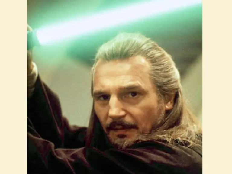 Die-Duellanten-kaempfen-sich-inzwischen-durch-den-Palast-Obi-Wan-Kenobi-wird-im-Kampf-von-Qui-Gon-Jinn-und-dem-Sith-getrennt-Als-er-zu-ihnen-aufschliesst-sieht-er-wie-Qui-Gon-toedlich-getroffen-wird-Es-gelingt-Kenobi-knapp-den-Sith-zu-besiegen