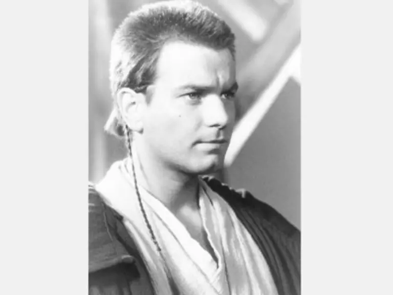 Im-Sterben-nimmt-Jinn-Kenobi-das-Versprechen-ab-den-jungen-Anakin-auszubilden-Naboo-ist-mittlerweile-von-der-Handelsfoederation-befreit-und-die-Bewohner-feiern-den-Sieg-Obi-Wan-steigt-vom-Jedi-Padawan-Schueler-zum-Jedi-Ritter-auf-und-macht-Anakin-zu-seinem-Padawan