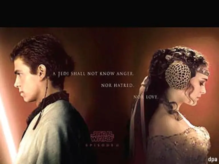 Zehn-Jahre-spaeter-Amidala-ist-mittlerweile-Senatorin-von-Naboo-und-kommt-zu-einer-Abstimmung-nach-Coruscant-Dabei-wird-ein-Bombenanschlag-auf-ihr-Raumschiff-veruebt-und-ihre-Doppelgaengerin-getoetet-Der-Jedi-Rat-stellt-ihr-zum-Schutz-Obi-Wan-und-Anakin-zur-Seite-Anakin-freut-sich-sehr-Padm-wiederzusehen
