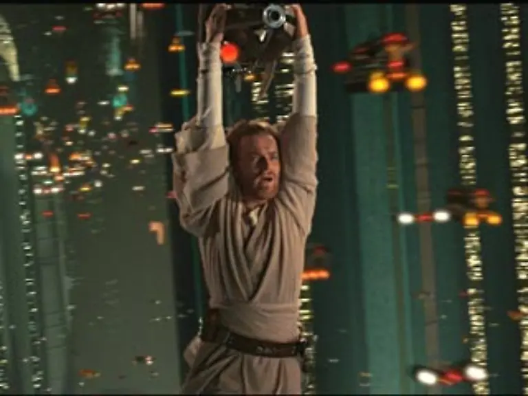 In-der-Nacht-wird-erneut-ein-Anschlag-auf-die-Senatorin-veruebt-und-Obi-Wan-nimmt-gemeinsam-mit-Anakin-die-Verfolgung-auf-Als-sie-die-Attentaeterin-stellen-wird-sie-von-dritter-Seite-ermordet-Daraufhin-beschliessen-die-Jedi-dass-sich-Amidala-mit-Anakin-auf-Naboo-zurueckziehen-soll-bis-Kenobi-den-Moerder-gefunden-hat