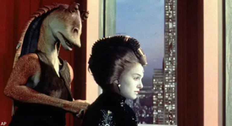 Amidala-bestimmt-Jar-Jar-Binks-zu-ihrem-Vertreter-und-reist-als-Fluechtling-getarnt-mit-Anakin-nach-Naboo-Meister-Kenobi-verfolgt-waehrenddessen-die-Spur-des-Attentaeters-bis-zum-Planeten-Kamino-Dort-angekommen-entdeckt-er-ein-Klonlabor-das-angeblich-im-Auftrag-eines-verstorbenen-Jedis-eine-Klon-Armee-herstellt