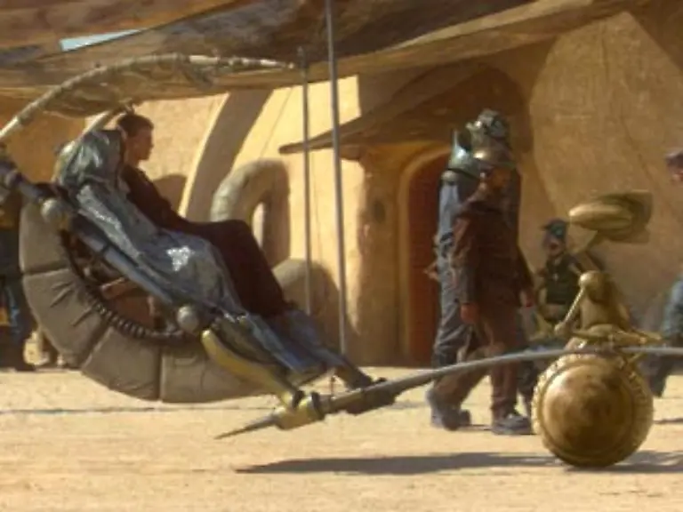 Er-spuert-dass-es-ihr-schlecht-geht-und-ueberredet-Padm-mit-ihm-nach-Tatooine-zu-fliegen-Dort-erfaehrt-er-von-Watto-dem-frueheren-Sklavenhalter-seiner-Mutter-dass-sie-frei-und-verheiratet-sei-Nachdem-er-ihren-Ehemann-Ciegg-Lars-aufgespuert-hat-erfaehrt-er-dass-die-Tusken-Sandleute-genannt-seine-Mutter-entfuehrt-haben