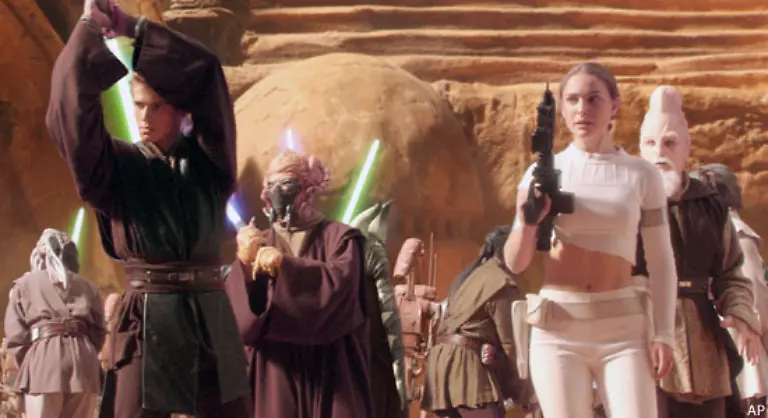 Auf-eigene-Faust-brechen-Padm-und-Anakin-zu-seiner-Rettung-nach-Geonosis-auf-geraten-dort-jedoch-selbst-in-Gefangenschaft-Obi-Wan-Kenobi-hat-herausgefunden-dass-Count-Dooku-einen-Umsturz-der-Republik-vorbereitet-Der-Rat-der-Jedi-beschliesst-Jedi-zu-ihrer-Rettung-zu-schicken