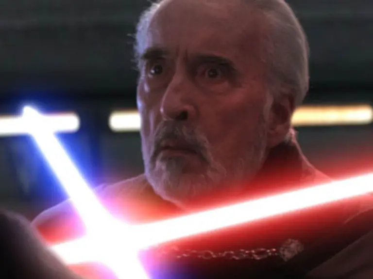 Kanzler-Palpatine-wird-mit-Notstandsvollmachten-ausgestatt-und-schickt-eine-Klonarmee-Die-drei-koennen-befreit-werden-doch-Count-Dooku-Bild-entkommt-Als-Anakin-und-Kenobi-ihn-schliesslich-stellen-kaempft-Anakin-so-uebermuetig-dass-er-seine-rechte-Hand-verliert-Jedi-Meister-Yoda-rettet-die-beiden-und-Dooku-entkommt-erneut