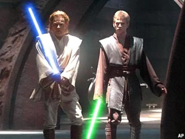 Als-sie-in-das-Schiff-von-Droidengeneral-Grievous-eindringen-und-schliesslich-zum-Kanzler-vordringen-erscheint-der-zur-dunklen-Seite-uebergelaufene-Count-Dooku-Er-verwundet-Kenobi-doch-Anakin-kann-ihn-besiegen-Angestachelt-durch-Kanzler-Palpatine-toetet-Anakin-den-wehrlosen-Feind-und-verstoesst-so-gegen-die-Grundsaetze-der-Jedi