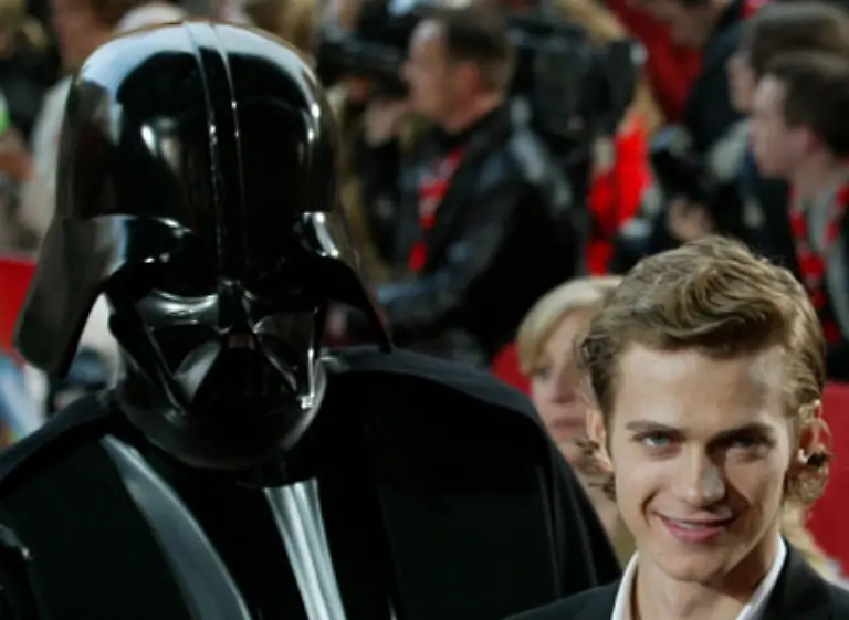 Obi-Wan-kaempft-mit-seinem-ehemaligen-Schueler-um-Leben-und-Tod-Er-verletzt-Vader-mit-dem-Lichtschwert-und-dieser-stuerzt-in-den-heissen-Lavasand-Obi-Wan-flieht-mit-der-bewusstlosen-Padm-Der-Imperator-rettet-Vader-und-huellt-dessen-verletzten-Koerper-in-eine-schwarze-Ruestung-Von-nun-an-traegt-Darth-Vader-seine-Maske