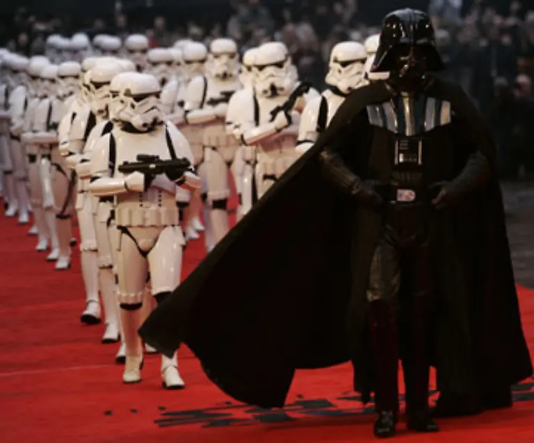 Doch-ihr-Vater-Anakin-existiert-nicht-mehr-Die-beiden-Kinder-werden-getrennt-und-vor-Vader-verheimlicht-Yoda-und-Obi-Wan-fliehen-und-verstecken-sich-vor-Vader-dem-Imperator-Palpatine-und-der-Klon-Armee