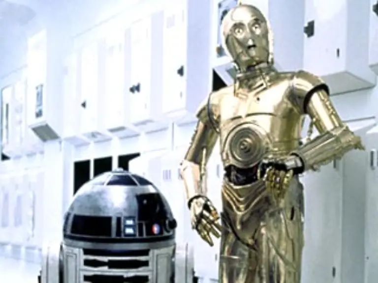 19-Jahre-spaeter-Vader-verfolgt-das-Schiff-von-Prinzessin-Leia-Organa-Kurz-bevor-sie-geentert-werden-kann-Leia-noch-die-geheimen-Plaene-einer-Raumstation-namens-Todesstern-im-Droiden-R2-D2-verstecken-R2D2-fluechtet-mit-dem-Droiden-C-3PO-vom-Schiff-und-sie-landen-in-einer-Notkapsel-auf-dem-Planeten-Tatooine