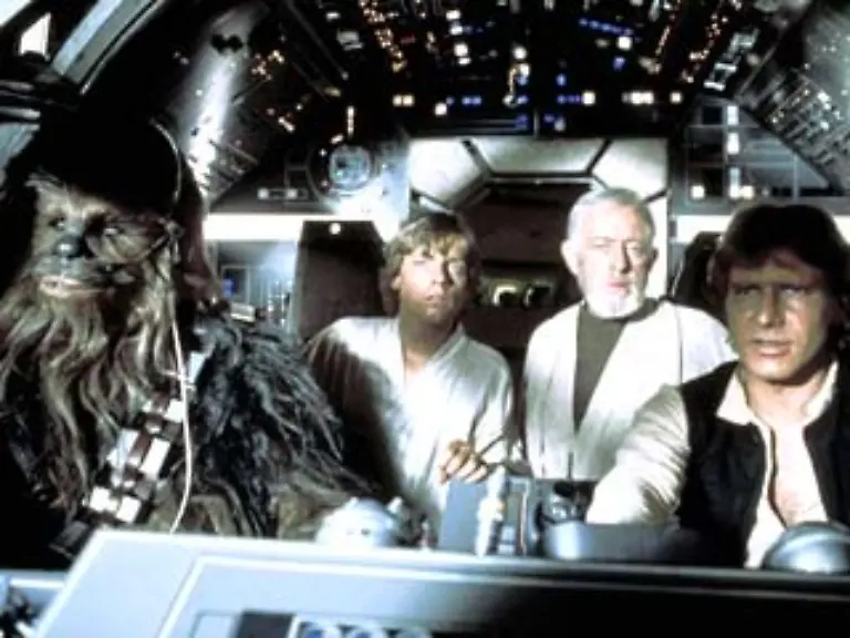 Nachdem-die-neuen-Gefaehrten-entdecken-dass-Owen-Lars-und-seine-Frau-von-imperialen-Streitkraeften-hingerichtet-wurden-fliehen-sie-mit-Hilfe-des-Schmugglers-Han-Solo-und-seines-Wookie-Freundes-Chewbacca-im-Millennium-Falcon-von-Tatooine