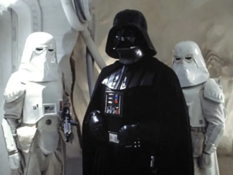 Vaders-Suchdroiden-haben-derweil-die-Echo-Basis-auf-dem-Planeten-der-Rebellen-entdeckt-und-zerschlagen-den-Stuetzpunkt-Luke-wird-von-Obi-Wans-Geist-instruiert-nach-Dagobah-zu-fliegen-um-bei-Yoda-seine-Jedi-Ausbildung-zu-beenden-Waehrenddessen-ist-der-Hyper-Antrieb-des-Millennium-Falcon-beschaedigt