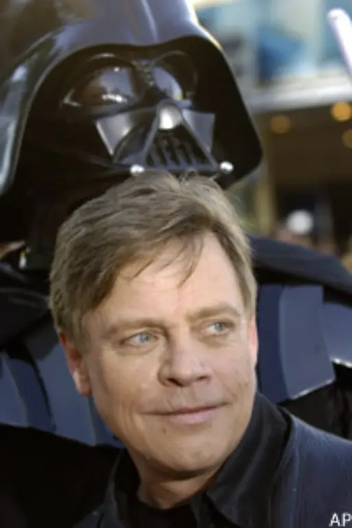 Leia-Luke-Chewbacca-und-Calrissian-der-sich-den-Rebellen-anschliesst-fliehen-im-Millennium-Falcon-Sie-erreichen-den-Treffpunkt-der-Rebellen-Luke-erhaelt-wie-einst-sein-Vater-Anakin-eine-kybernetische-Handprotese-und-fragt-sich-warum-Kenobi-ihm-erzaehlt-hatte-sein-Vater-sei-von-Vader-ermordet-worden