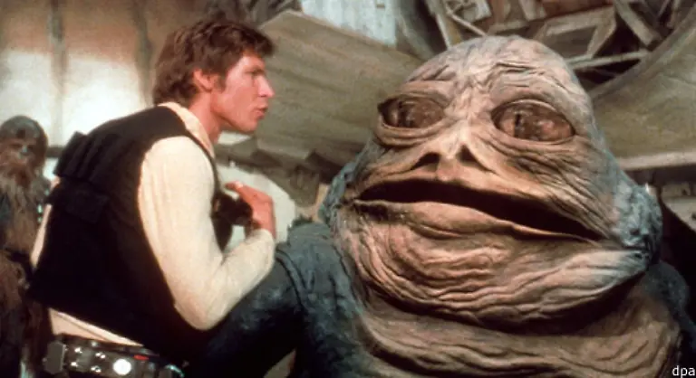 Lando-und-Chewbacca-machen-sich-mit-dem-Millennium-Falcon-auf-um-Han-Solo-aus-den-Klauen-des-Kriminellen-Jabba-zu-befreien-zu-dem-ihn-Boba-Fett-gebracht-hat