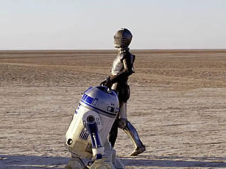 Einige-Zeit-spaeter-werden-die-Droiden-C-3PO-und-R2-D2-hier-in-einer-frueheren-Szene-von-Luke-zu-Jabba-geschickt-als-angebliches-Geschenk-Eine-Weile-danach-verkleidet-sich-Leia-als-Kopfgeldjaeger-und-gelangt-mit-Chewbacca-in-Jabbas-Festung-Sie-befreien-Han-werden-aber-entdeckt-und-gefangengenommen