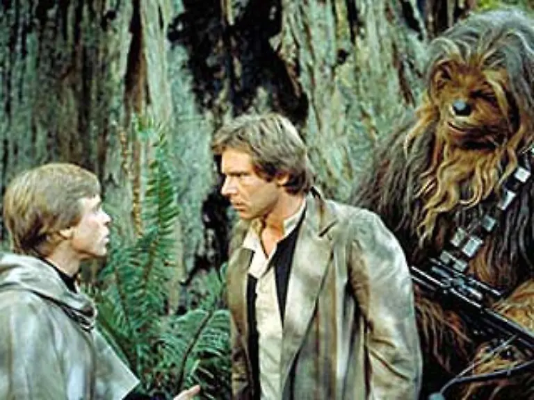 Derweil-sind-die-schweren-Rebellenkreuzer-in-einen-Kampf-mit-den-imperialen-Kreuzern-verwickelt-und-werden-vom-Todesstern-beschossen-den-sie-fuer-inaktiv-hielten-Auf-Endor-gelingt-es-Han-die-imperialen-Soldaten-mit-Hilfe-der-einheimischen-Ewoks-zu-ueberlisten-und-den-Schutzschild-des-Todessterns-auszuschalten