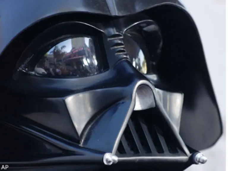 Nun-dringen-die-Rebellen-in-den-halbfertigen-Todesstern-ein-um-ihn-von-innen-zu-zerstoeren-Luke-wird-waehrenddessen-vom-Imperator-mit-Machtblitzen-gefoltert-In-letzter-Sekunde-entschliesst-sich-Vader-seinem-Sohn-zu-helfen-So-erfuellt-sich-die-Prophezeiung-Er-bringt-die-dunkle-und-helle-Seite-der-Macht-wieder-ins-Gleichgewicht