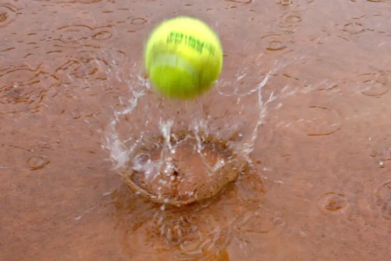 Wachsen-rund-acht-Millionen-Wolkentroepfchen-zu-einem-groesseren-Tropfen-heran-kann-dieser-von-der-Luftstroemung-nicht-mehr-getragen-werden-und-faellt-zu-Boden
