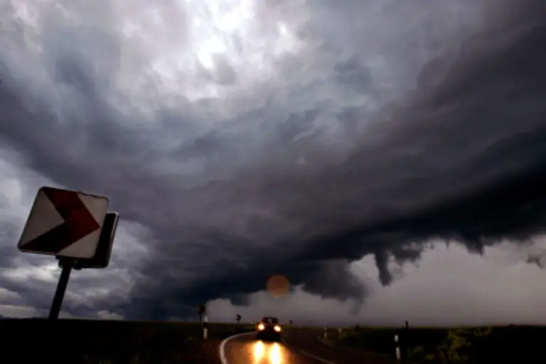 es-fallen-grosse-Tropfen-aus-hoch-reichenden-Quellwolken