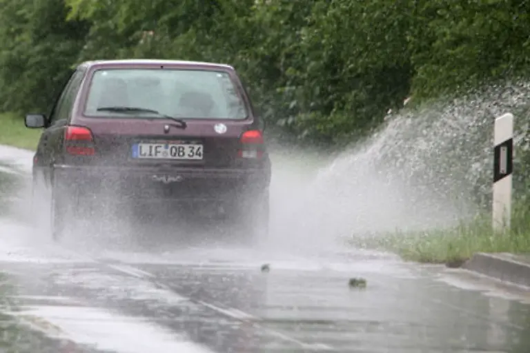 Im-Wolkenbruch-Platzregen-einem-sehr-starken-Schauer-ergiessen-sich