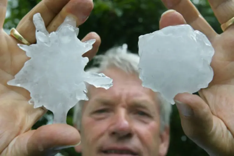 Beim-Eisregen-gefrieren-die-Tropfen-schon-in-der-Luft-und-schlagen-als-Eiskoerner-auf