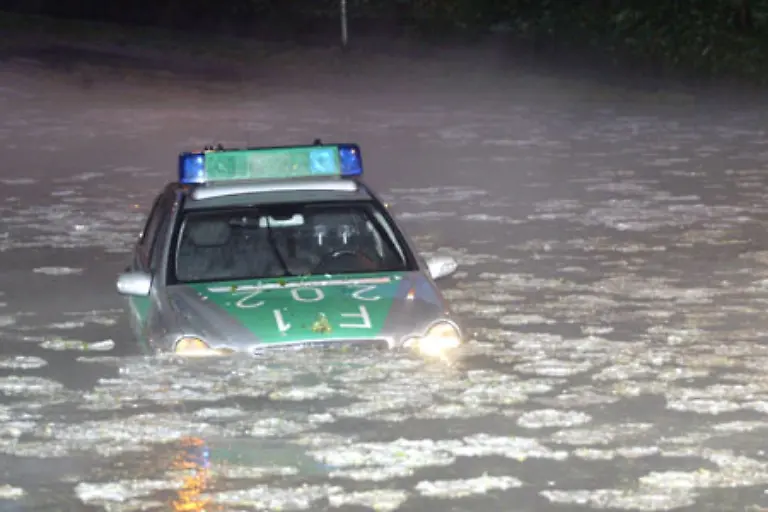 Starkregen-faellt-in-hoher-Dichte-in-sehr-kurzer-Zeit-Dabei-werden-in-fuenf-Minuten-fuenf-Millimeter-oder-fuenf-Liter-pro-Quadratmeter-gemessen