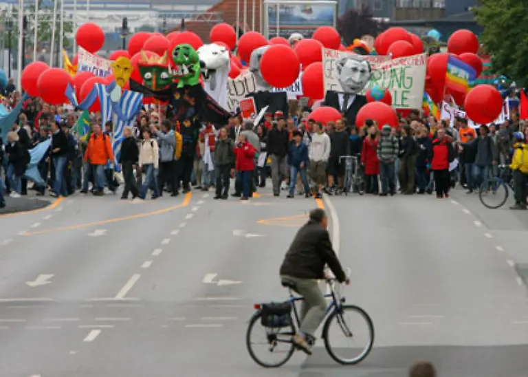In-zwei-bunten-Protestzuegen-waren-die-G8-Kritiker-zuvor-weitgehend-friedlich-durch-die-Stadt-gezogen