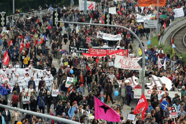 Die-Polizei-dagegen-bezifferte-die-Zahl-der-Demonstranten-auf-etwa-30-000