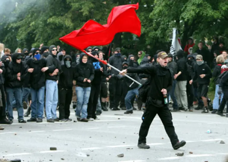 Von-ihnen-habe-sich-ein-militanter-Block-mit-etwa-2000-Autonomen-abgespalten