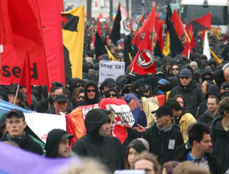 Im-Block-der-Antifaschistischen-Linken-liefen-etwa-500-voellig-vermummte-Gestalten-mit