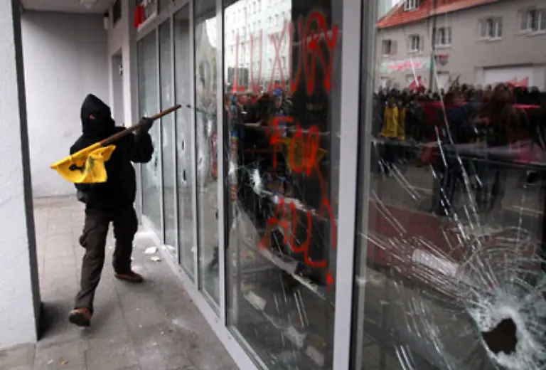 Die-Autonomen-warfen-Autos-um-schlugen-Fensterscheiben-ein-und-schleuderten-Steine-und-Molotow-Cocktails-gegen-Polizisten