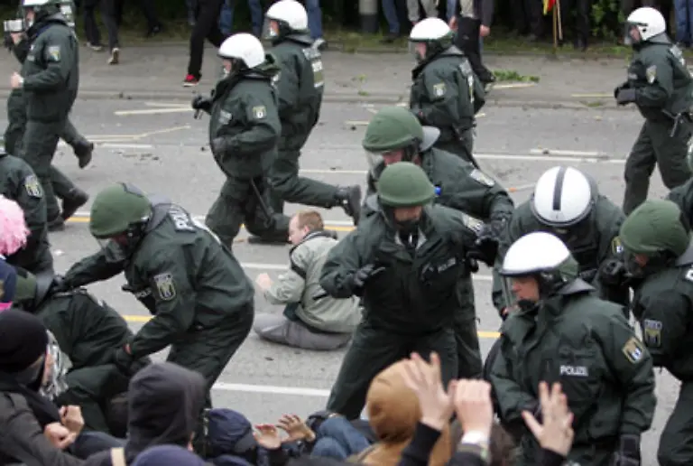 Die-Polizei-ging-zum-Gegenangriff-ueber-stuermte-immer-wieder-auf-die-Demonstrantenmenge-ein-133