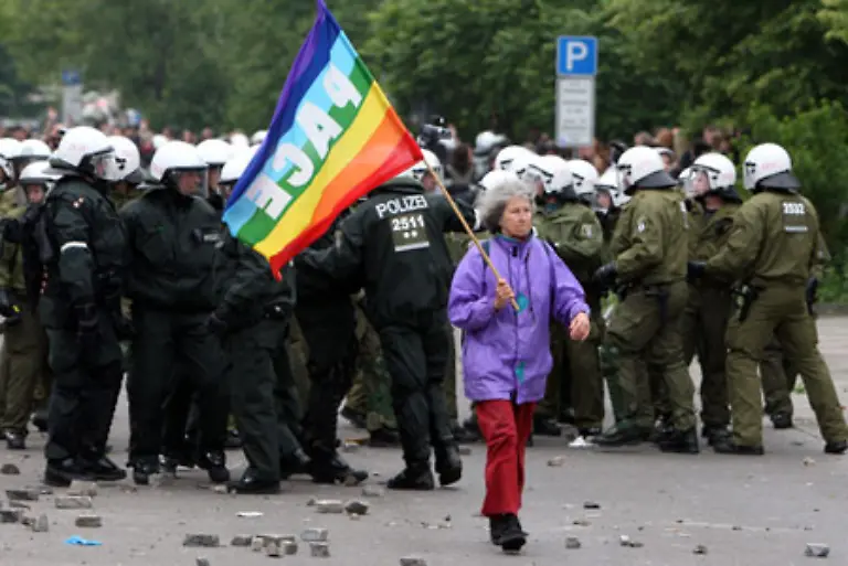 Zugleich-solidarisierten-sich-die-friedlichen-Demonstranten-zunehmend-mit-den-Autonomen