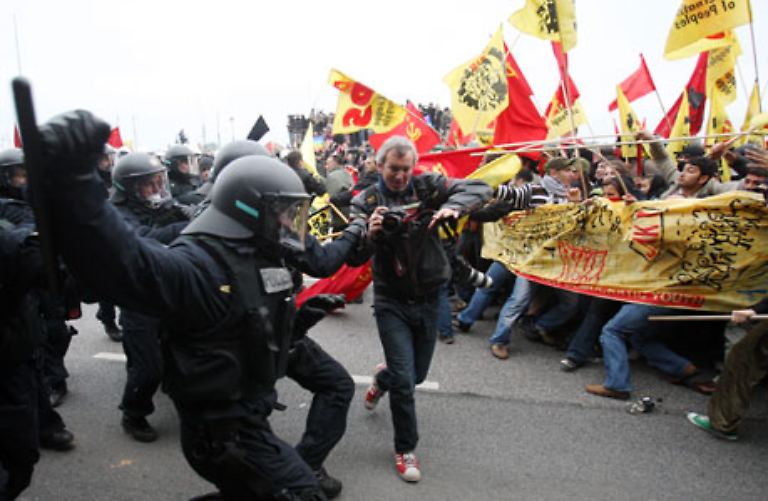 ... forderten die Vertreter der Demonstrationsleitung per Lautsprecherdurchsagen 
