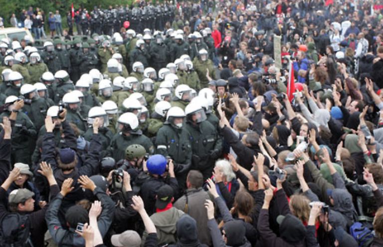 ... immer vehementer zum Widerstand gegen die Polizei auf: