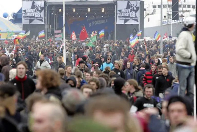 und-wir-lassen-uns-das-durch-die-staendigen-Provokationen-der-Polizei-nicht-kaputt-machen-rief-ein-Mann-den-Demonstranten-zu