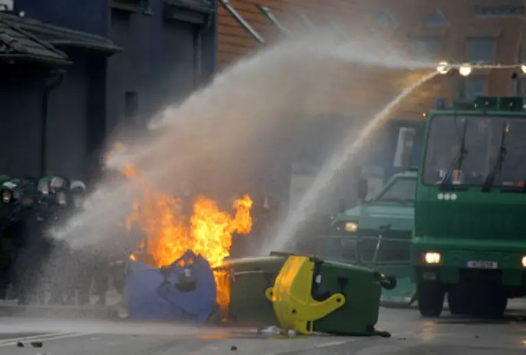 liess-die-Polizei-Wasserwerfer-auffahren