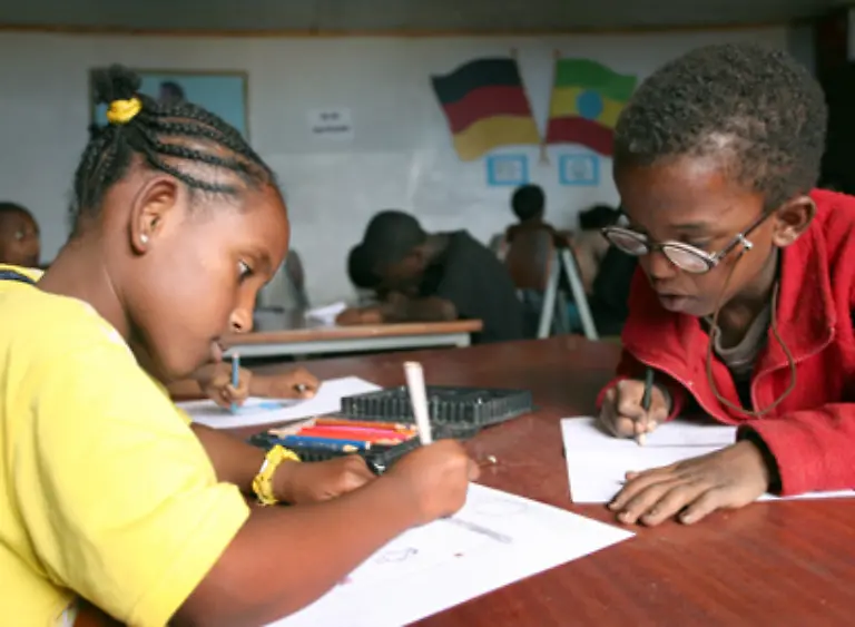 Afrikanische-Menschen-haben-dagegen-Haare-mit-stark-elliptischem-Querschnitt-Darum-bilden-ihre-Haare-meist-sehr-starke-kleine-Locken