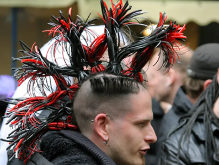 sondern-auch-Mittel-der-zwischenmenschlichen-Kommunikation