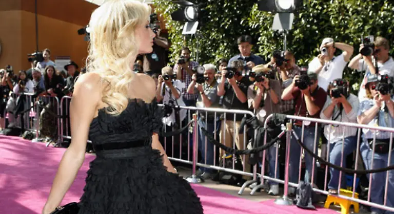 sagte-die-Blondine-im-schwarzen-Spitzenkleid-den-Reportern-noch