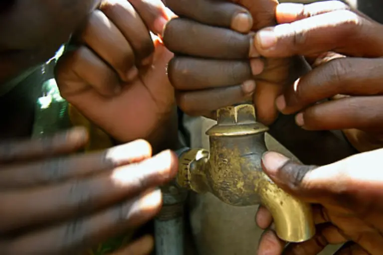 ist-in-Afrika-Mangelware-Wasser-Vor-allem-trinkbares-Wasser-ist-hier-laengst-Gegenstand-von-Verteilungskaempfen-gleichzeitig-ist-es-durch-so-genannte-Uebernutzung-massiv-verschmutzt