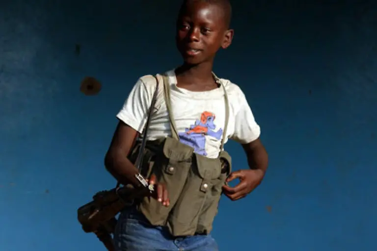 haben-den-heimischen-afrikanischen-Textilmarkt-ruiniert-Scharen-von-Naeherinnen-beispielsweise-sind-inzwischen-ohne-Einkommen-Hier-uebrigens-ein-Kinder-Soldat-im-West-T-Shirt