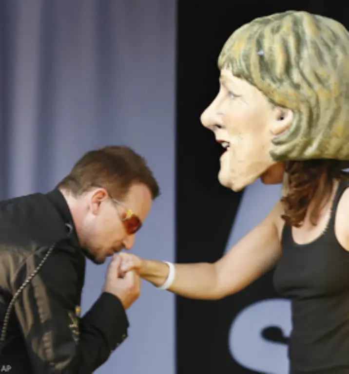 Vielen-Dank-Frau-Merkel-fuer-diesen-tollen-Gipfel-Allen-Unkenrufen-zum-Trotz-waren-das-drei-wirklich-schoene-Tage-an-der-Ostsee-Die-Menschen-lachten-herzhaft-die-Sonne-knallte-maechtig-und-alle-waren-richtig-ausgelassen-ein-Hauch-von-WM-Stimmung-umgab-den-Tagungsort