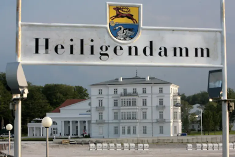 Der-selbst-natuerlich-massgeblich-dazu-beigetragen-hat-Heiligendamm-als-Staette-des-G8-Treffens-hatte-uebrigens-Ex-Kanzler-Schroeder-bereits-2004-ins-Spiel-gebracht