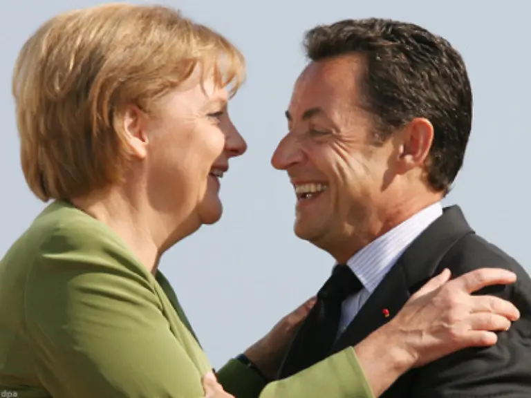 Denn-Ex-Ex-Kanzler-Kohls-Maedchen-gelang-es-all-die-adretten-Herrn-mit-einer-Charme-Offensive-um-den-Finger-zu-wickeln-Frankreichs-Praesident-Sarkozy-dessen-huebsche-Frau-leider-schnell-wieder-nach-Paris-eilte-fasste-beherzt-zu