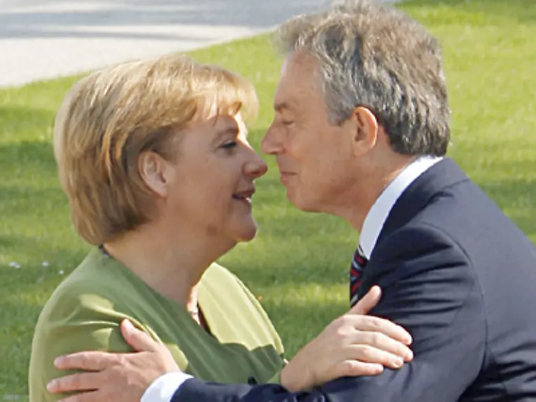 Grossbritanniens-Premier-Blair-dessen-huebsche-Frau-noch-da-war-schien-das-mit-den-persoenlichen-Beziehungen-etwas-uebertreiben-zu-wollen