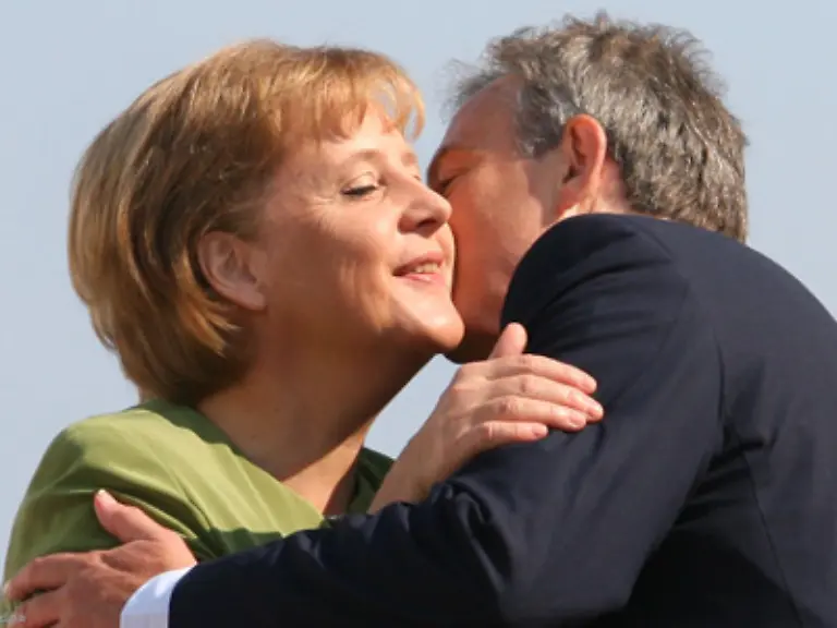 kriegte-dann-aber-doch-noch-die-Kurve-Gut-moeglich-dass-Merkels-bessere-Haelfte-die-aufkommende-Eifersucht-nur-schwer-unterdruecken-konnte