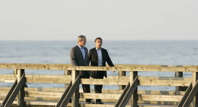 Auch-die-anderen-setzten-auf-Harmonie-Egal-ob-Bush-und-Sarkozy-die-sinnierend-am-Strand-flanierten