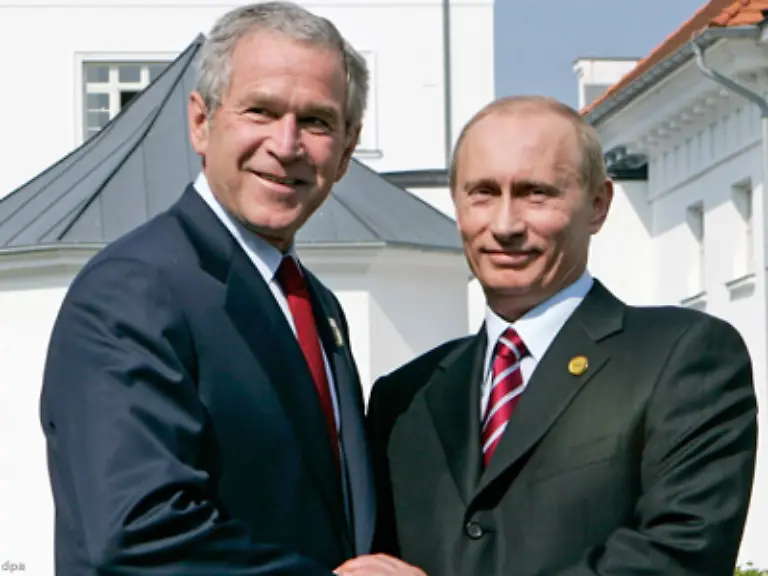 oder-Bush-und-Putin-Letzterer-dieses-Schlitzohr-lud-Bush-spontan-zur-gemeinsamen-Sache-bei-der-Raketenabwehr-ein-Da-sich-Bush-selbst-fuer-ein-Schlitzohr-haelt-die-zugegebenermassen-gewagte-Prognose-Der-Beginn-einer-wunderbaren-Maennerfreundschaft