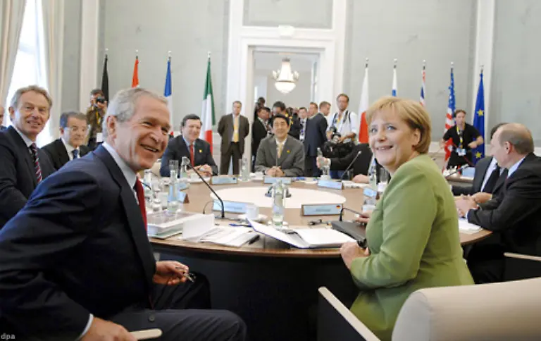 Aber-nicht-dass-Sie-denken-die-100-Millionen-Euro-die-der-Gipfel-kostete-seien-am-Strand-von-Heiligendamm-in-den-Sand-gesetzt-worden-Es-wurde-auch-ernsthaft-getagt