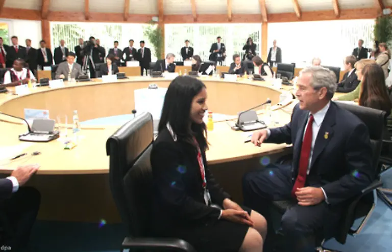 sich-die-Jugend-an-den-Tisch-zu-holen-Gleich-wird-die-Stimmung-lockerer-die-Herren-machen-Witze-und-wirken-insgesamt-etwas-engagierter